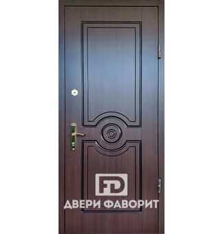 Входная дверь в квартиру с МДФ и ручкой на планке