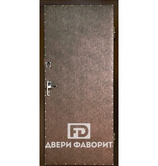 Недорогая входная дверь, снаружи винилискожа, внутри нитроэмаль