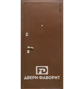 металлическая дверь для загородного дома отделана коричневым цинкогрунтом