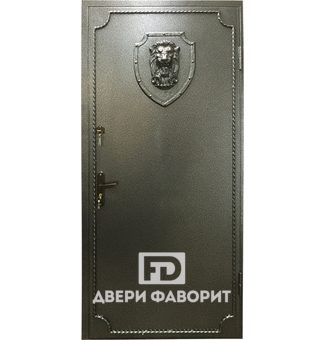 металлическая дверь с порошком украшена декоративной стучалкой в виде головы льва