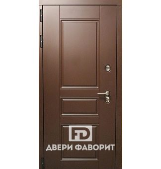 Входная дверь в загородный дом с отделкой из МДФ