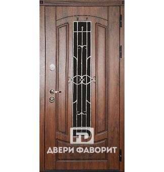 Дверь со стеклом и ковкой в коттедж, отделка шпон